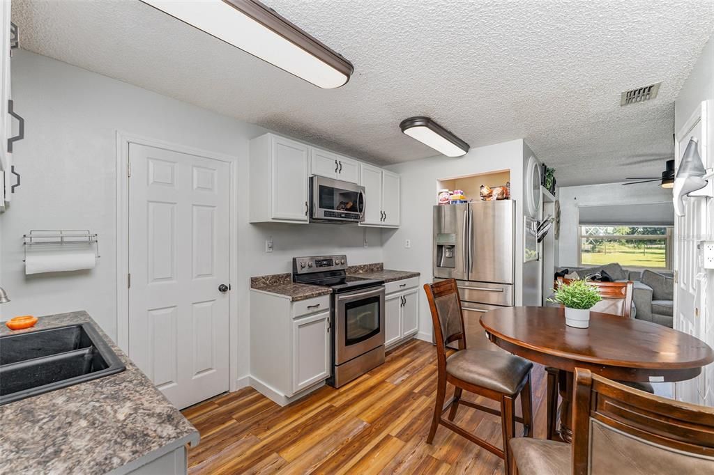 For Sale: $385,000 (2 beds, 1 baths, 820 Square Feet)
