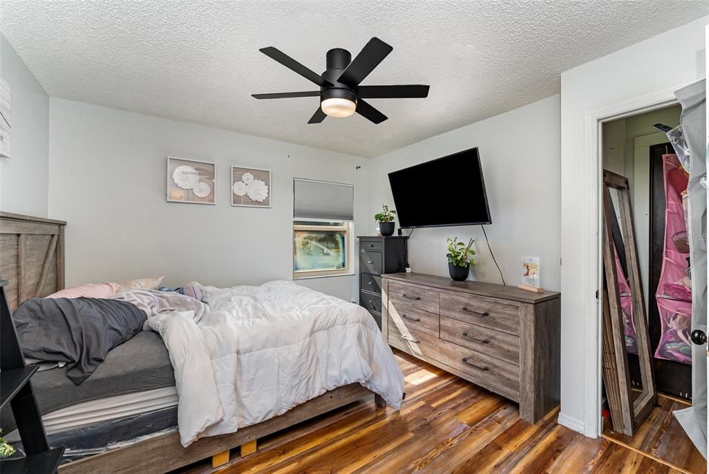 For Sale: $385,000 (2 beds, 1 baths, 820 Square Feet)