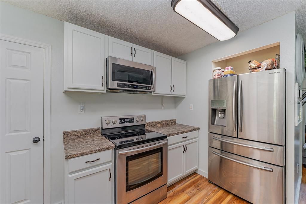For Sale: $385,000 (2 beds, 1 baths, 820 Square Feet)
