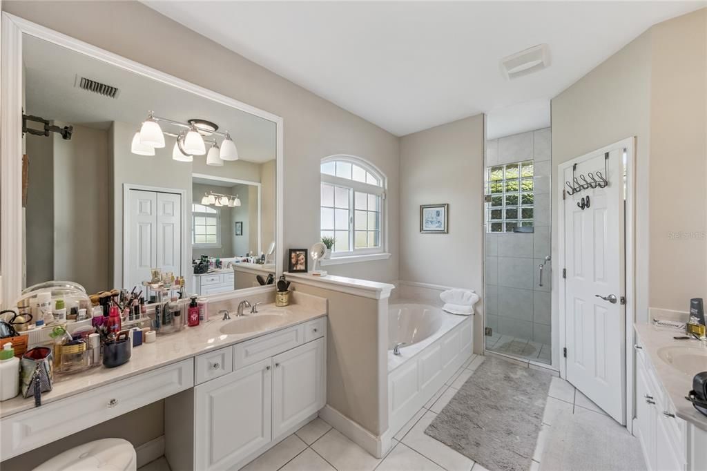 待售: $799,000 (4 贝兹, 2 浴室, 2708 平方英尺)