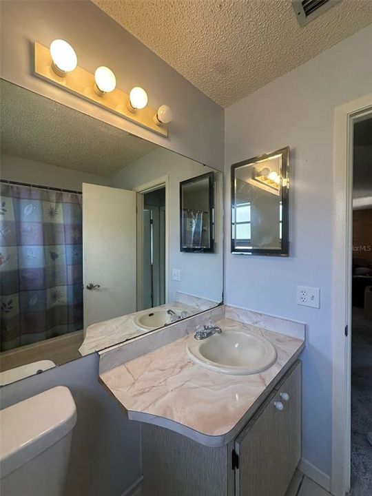 待售: $165,000 (2 贝兹, 2 浴室, 1274 平方英尺)