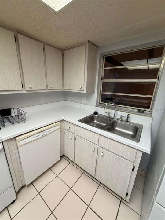 待售: $165,000 (2 贝兹, 2 浴室, 1274 平方英尺)