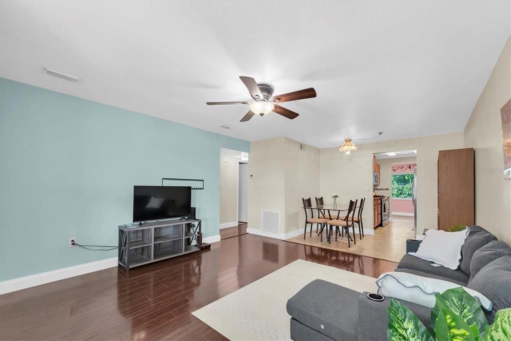 出租: $1,800 (2 贝兹, 2 浴室, 1010 平方英尺)