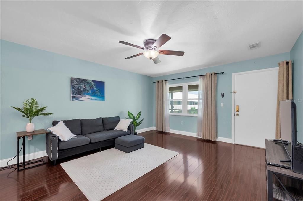 出租: $1,800 (2 贝兹, 2 浴室, 1010 平方英尺)