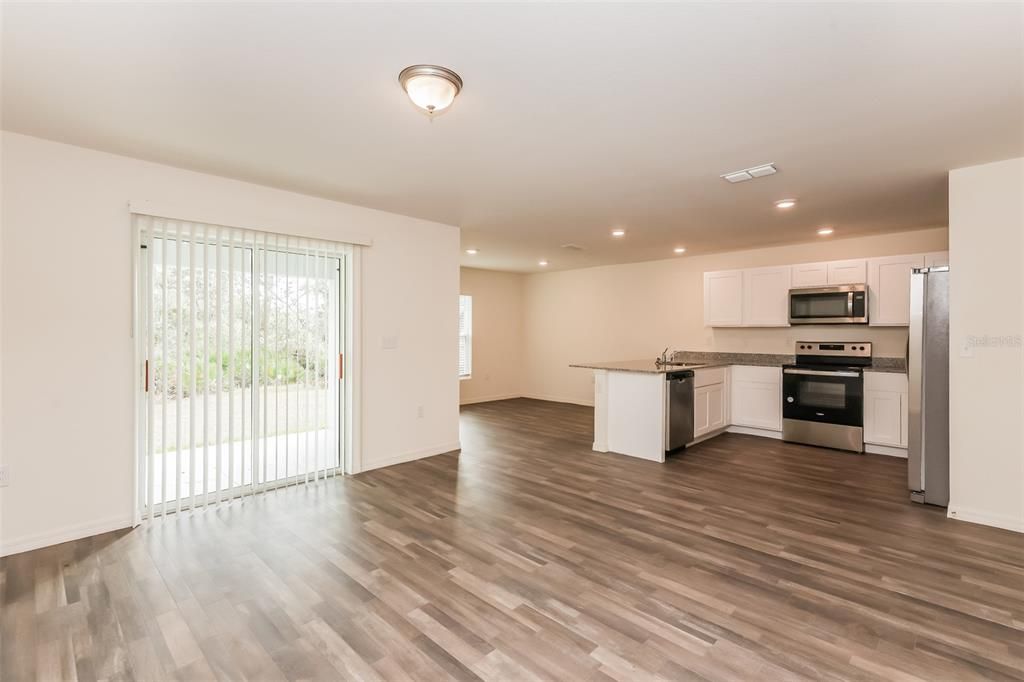 出租: $1,825 (3 贝兹, 2 浴室, 1477 平方英尺)