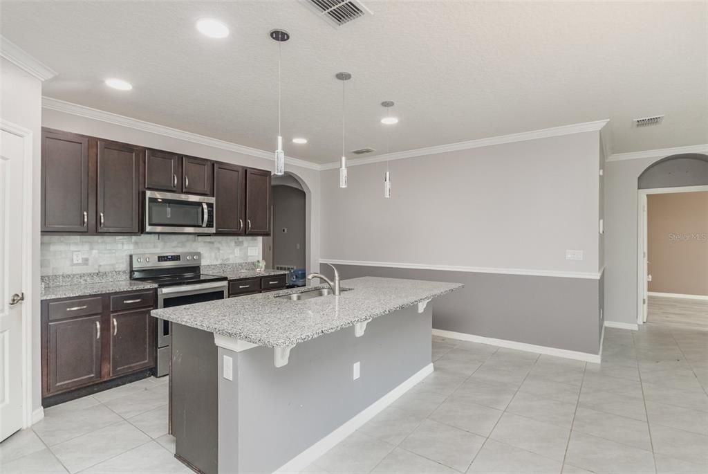 待售: $370,000 (4 贝兹, 2 浴室, 1846 平方英尺)