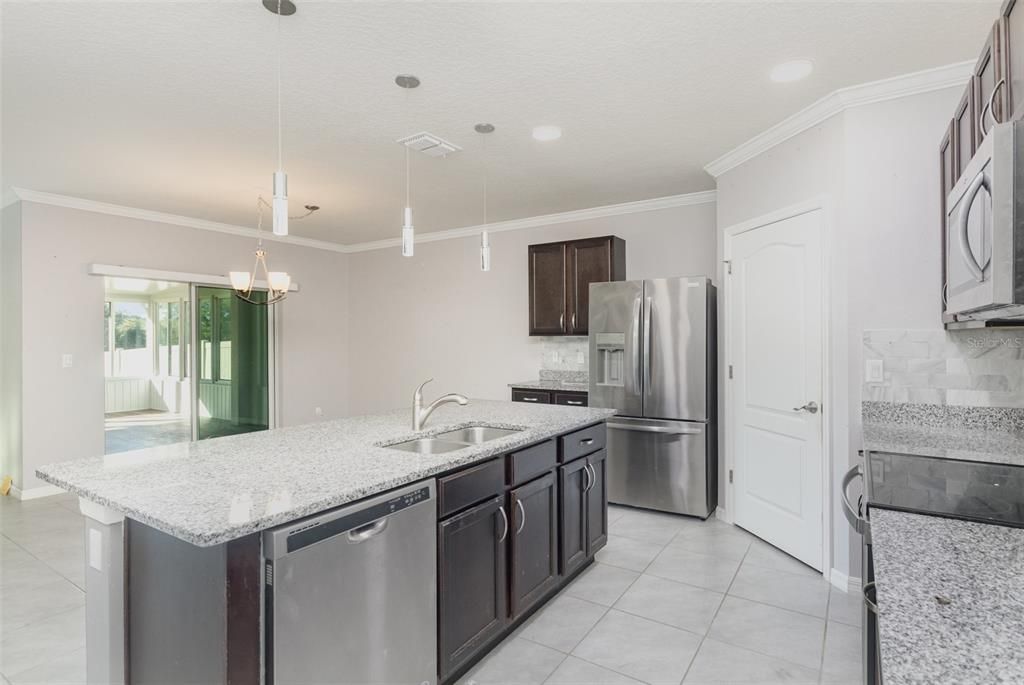 待售: $370,000 (4 贝兹, 2 浴室, 1846 平方英尺)