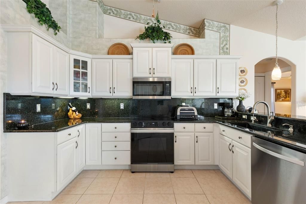 На продажу: $645,000 (4 спален, 2 ванн, 2338 Квадратных фут)