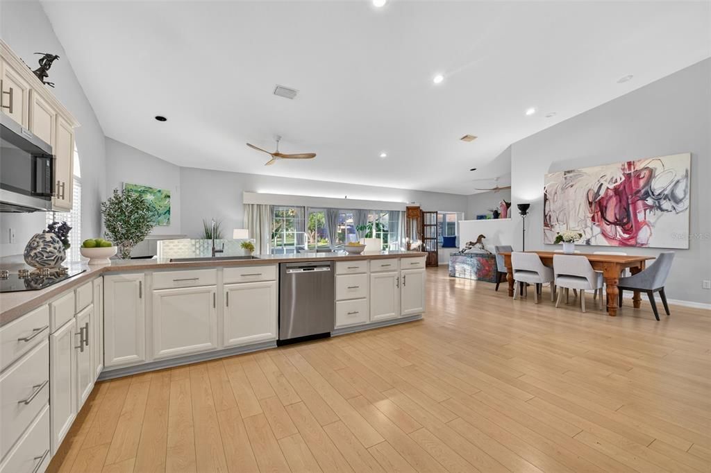 合同活跃: $499,000 (2 贝兹, 2 浴室, 2038 平方英尺)