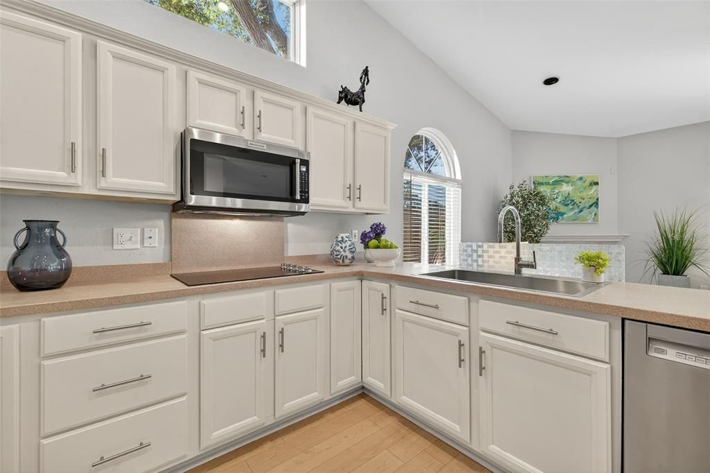 合同活跃: $499,000 (2 贝兹, 2 浴室, 2038 平方英尺)