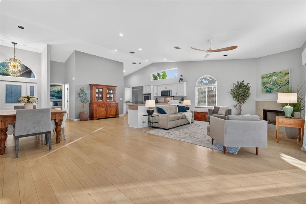 合同活跃: $499,000 (2 贝兹, 2 浴室, 2038 平方英尺)