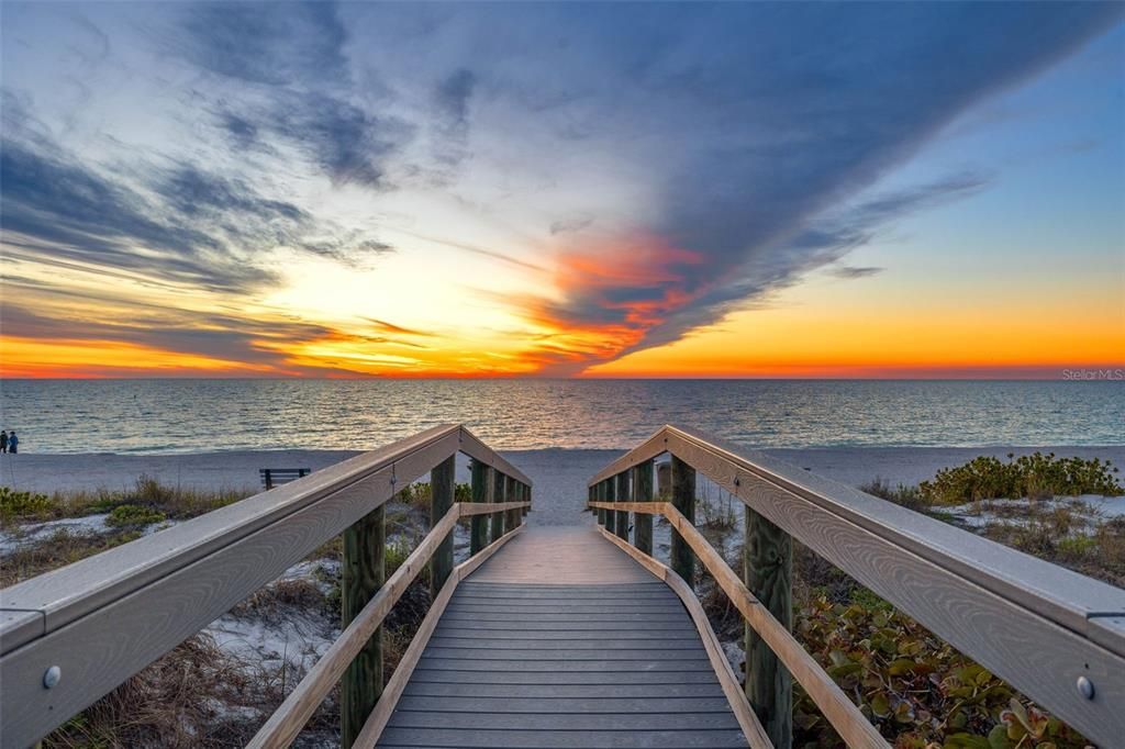 合同活跃: $499,000 (2 贝兹, 2 浴室, 2038 平方英尺)