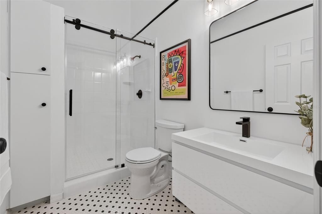 合同活跃: $499,000 (2 贝兹, 2 浴室, 2038 平方英尺)