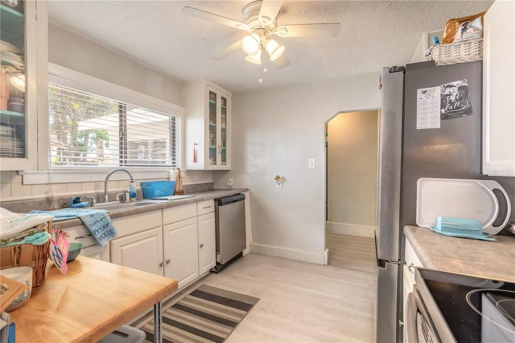 На продажу: $580,000 (2 спален, 1 ванн, 1265 Квадратных фут)