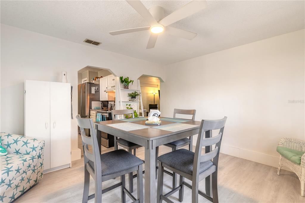 На продажу: $580,000 (2 спален, 1 ванн, 1265 Квадратных фут)