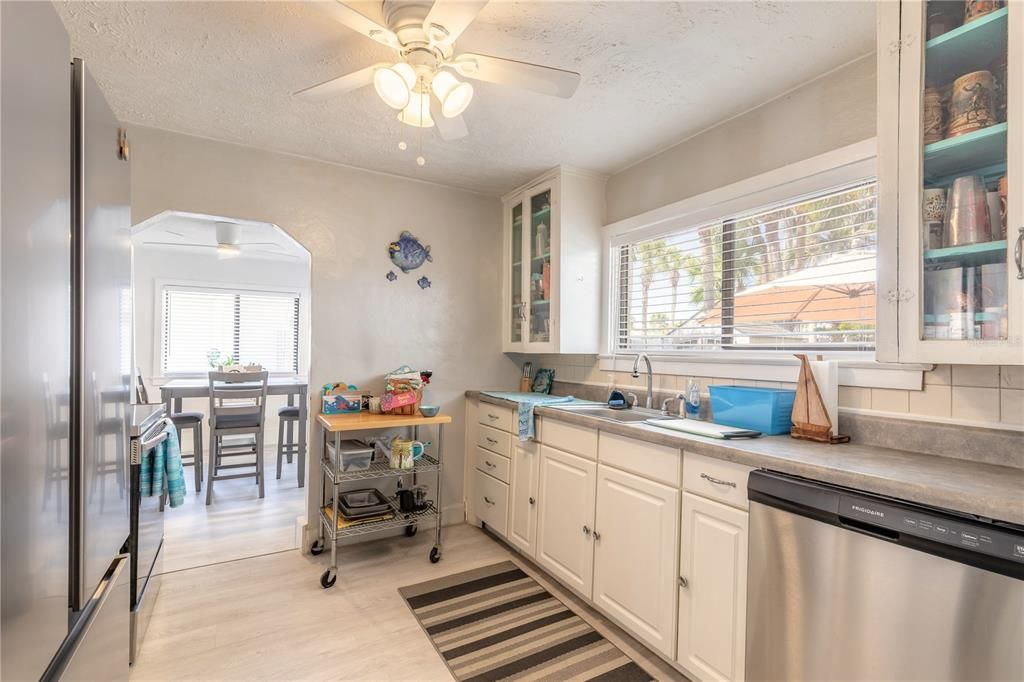 На продажу: $580,000 (2 спален, 1 ванн, 1265 Квадратных фут)