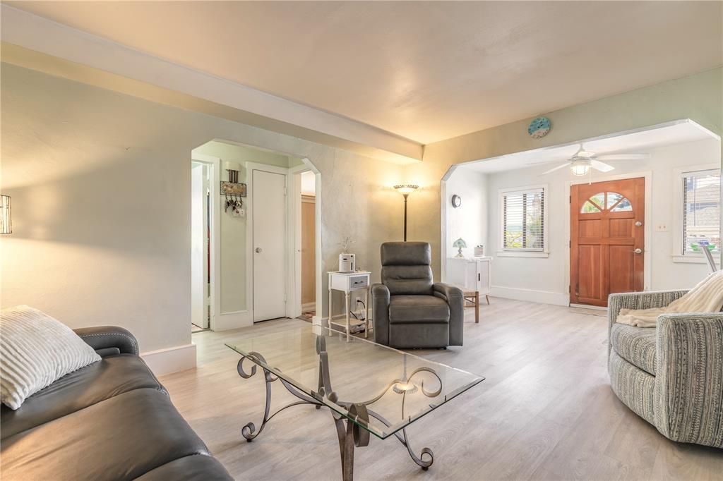 На продажу: $580,000 (2 спален, 1 ванн, 1265 Квадратных фут)