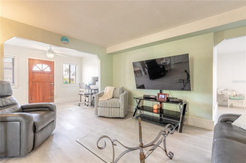 На продажу: $580,000 (2 спален, 1 ванн, 1265 Квадратных фут)