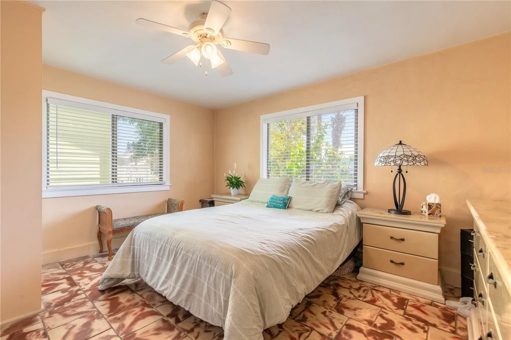 На продажу: $580,000 (2 спален, 1 ванн, 1265 Квадратных фут)