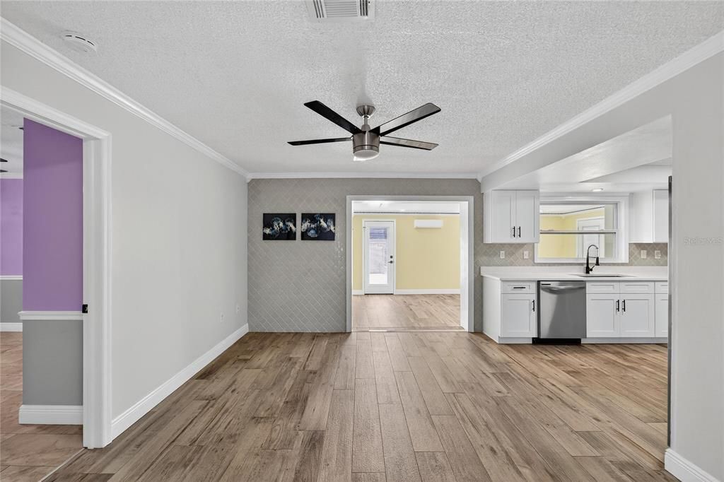 合同活跃: $450,000 (4 贝兹, 2 浴室, 2306 平方英尺)