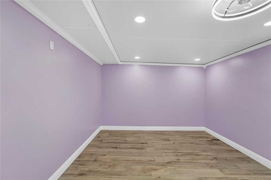 合同活跃: $450,000 (4 贝兹, 2 浴室, 2306 平方英尺)