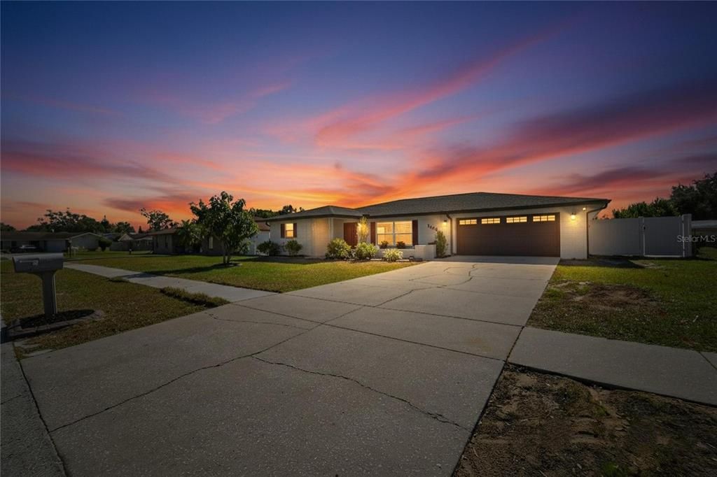 合同活跃: $450,000 (4 贝兹, 2 浴室, 2306 平方英尺)