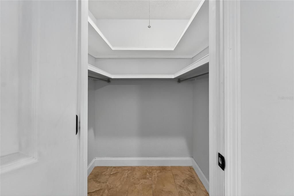 合同活跃: $450,000 (4 贝兹, 2 浴室, 2306 平方英尺)