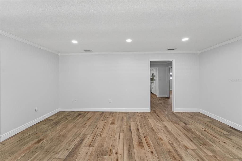 合同活跃: $450,000 (4 贝兹, 2 浴室, 2306 平方英尺)