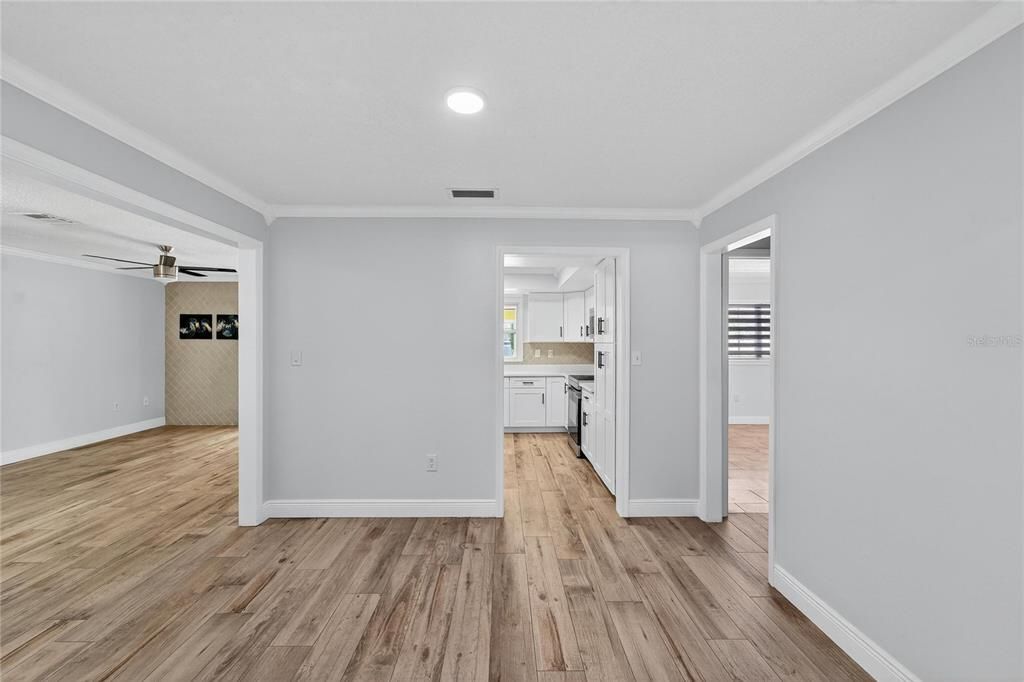 合同活跃: $450,000 (4 贝兹, 2 浴室, 2306 平方英尺)