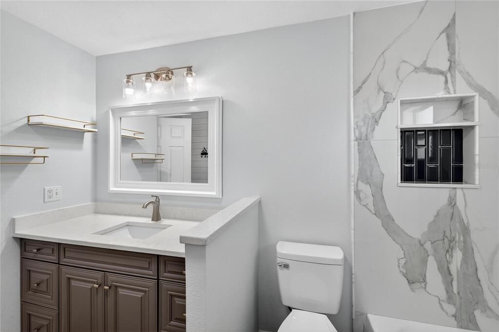 合同活跃: $450,000 (4 贝兹, 2 浴室, 2306 平方英尺)