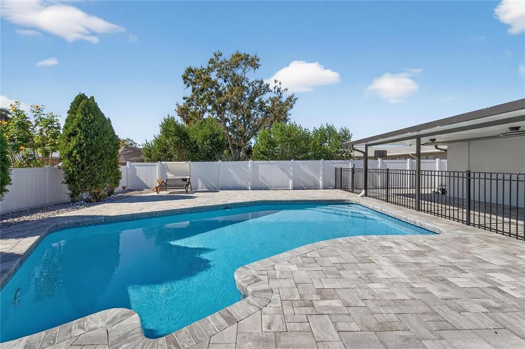 合同活跃: $450,000 (4 贝兹, 2 浴室, 2306 平方英尺)