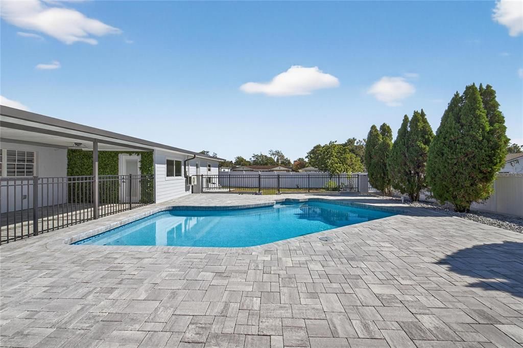 合同活跃: $450,000 (4 贝兹, 2 浴室, 2306 平方英尺)