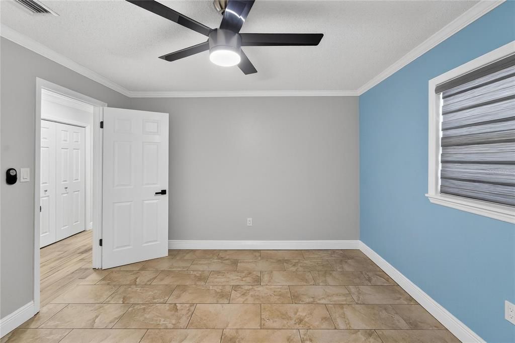 合同活跃: $450,000 (4 贝兹, 2 浴室, 2306 平方英尺)