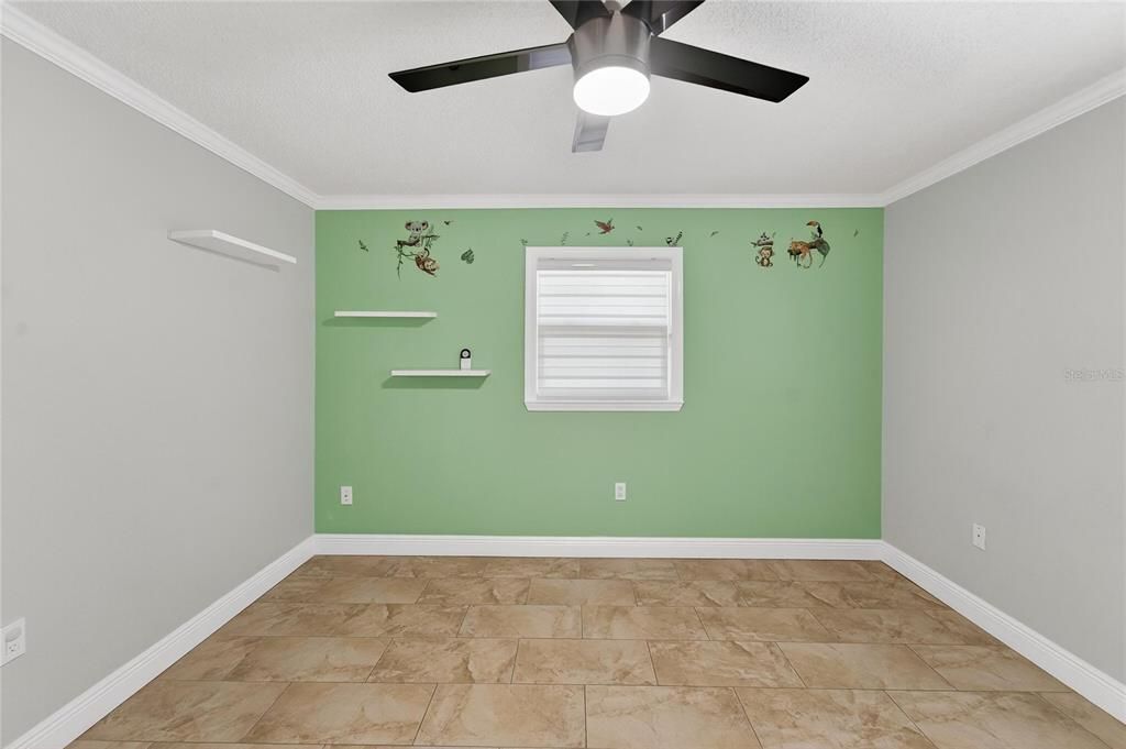 合同活跃: $450,000 (4 贝兹, 2 浴室, 2306 平方英尺)