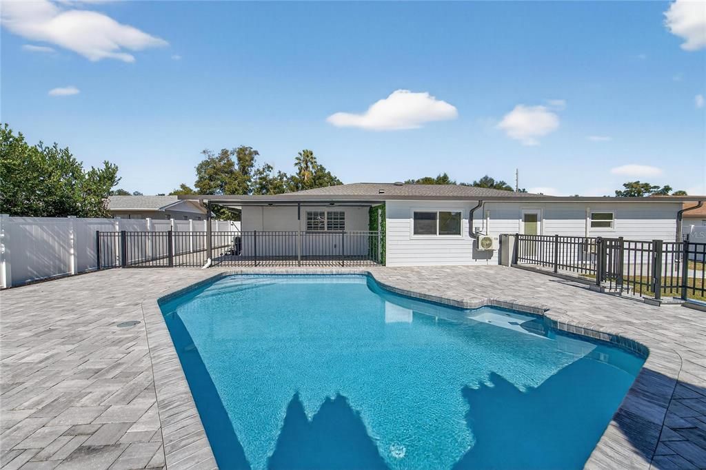 合同活跃: $450,000 (4 贝兹, 2 浴室, 2306 平方英尺)