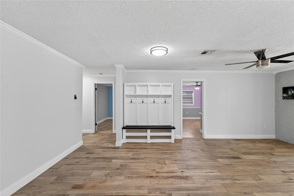 合同活跃: $450,000 (4 贝兹, 2 浴室, 2306 平方英尺)