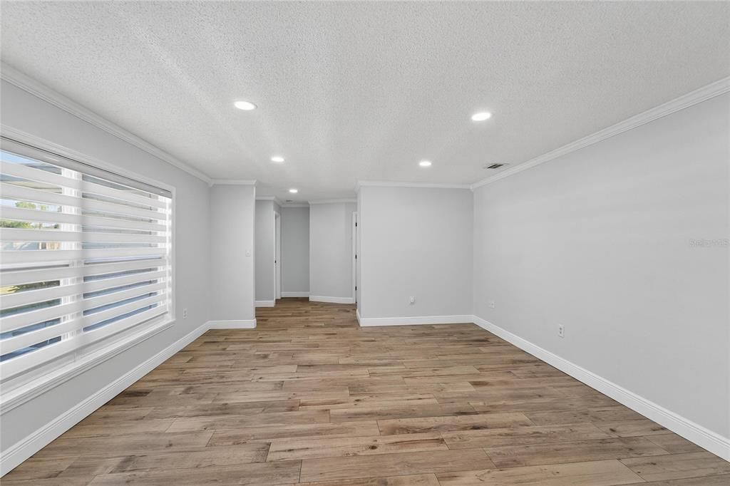 合同活跃: $450,000 (4 贝兹, 2 浴室, 2306 平方英尺)