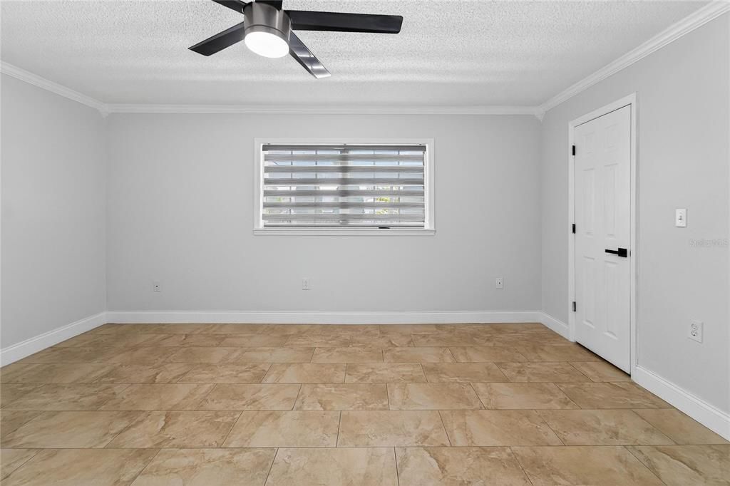 合同活跃: $450,000 (4 贝兹, 2 浴室, 2306 平方英尺)