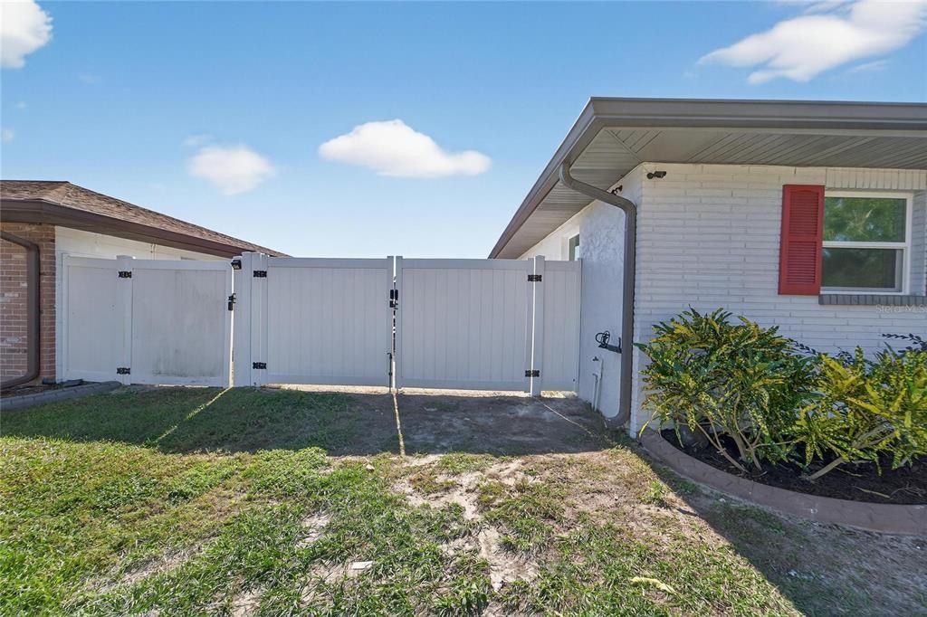 合同活跃: $450,000 (4 贝兹, 2 浴室, 2306 平方英尺)