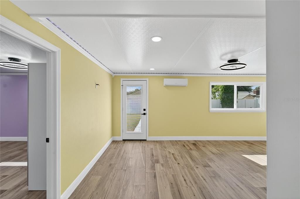 合同活跃: $450,000 (4 贝兹, 2 浴室, 2306 平方英尺)