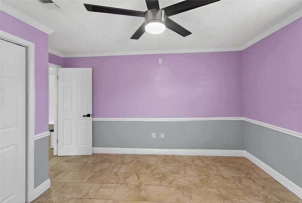 合同活跃: $450,000 (4 贝兹, 2 浴室, 2306 平方英尺)