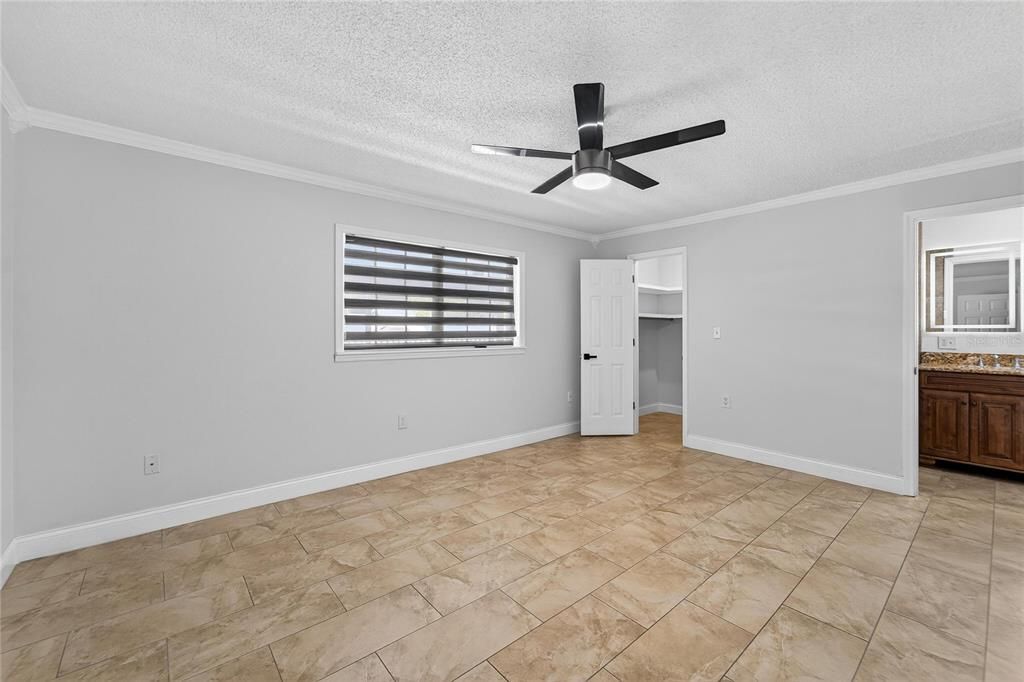 合同活跃: $450,000 (4 贝兹, 2 浴室, 2306 平方英尺)