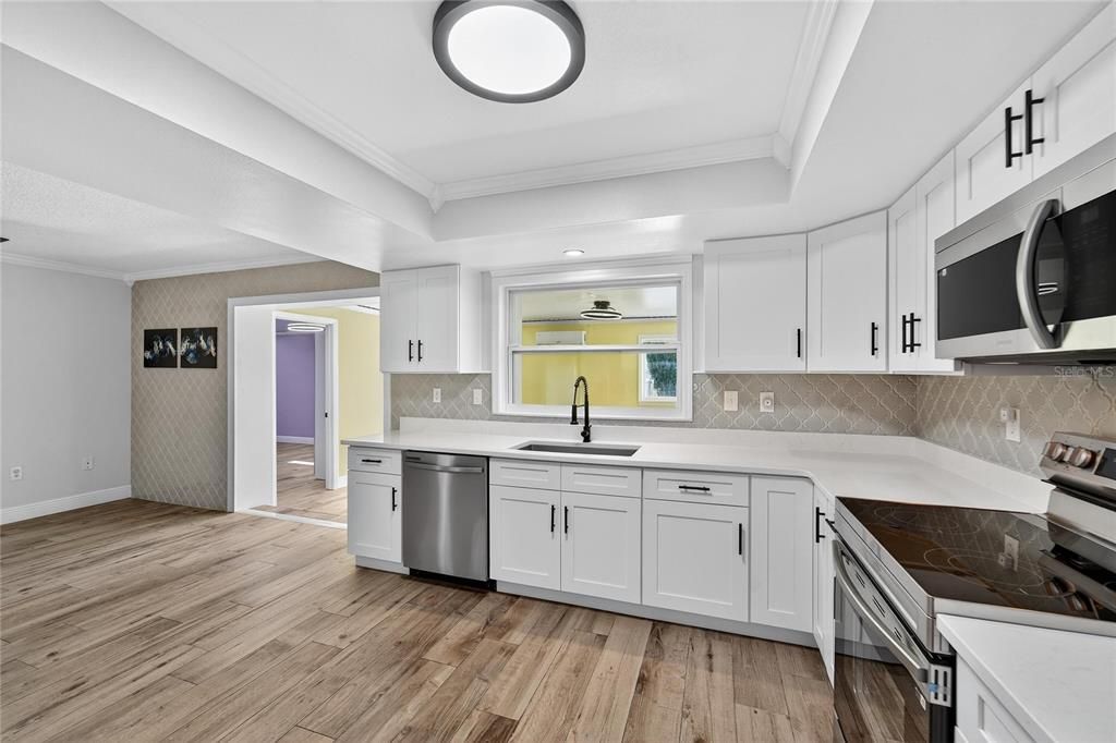 合同活跃: $450,000 (4 贝兹, 2 浴室, 2306 平方英尺)