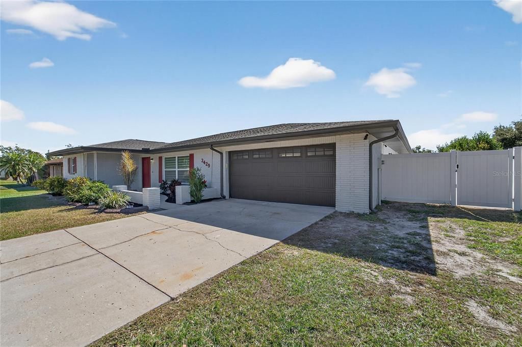 合同活跃: $450,000 (4 贝兹, 2 浴室, 2306 平方英尺)