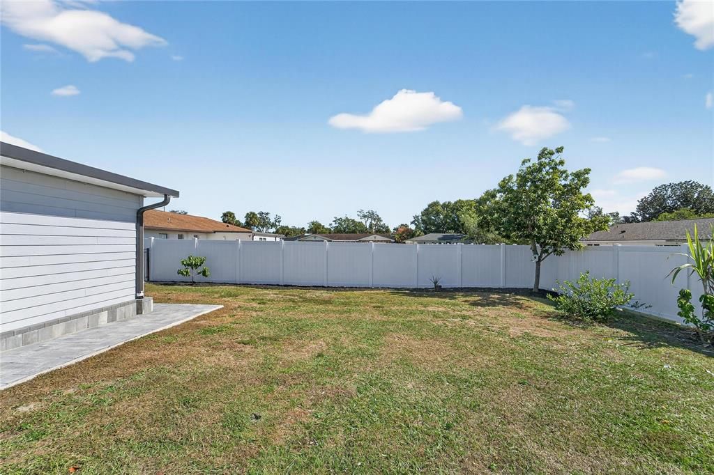 合同活跃: $450,000 (4 贝兹, 2 浴室, 2306 平方英尺)