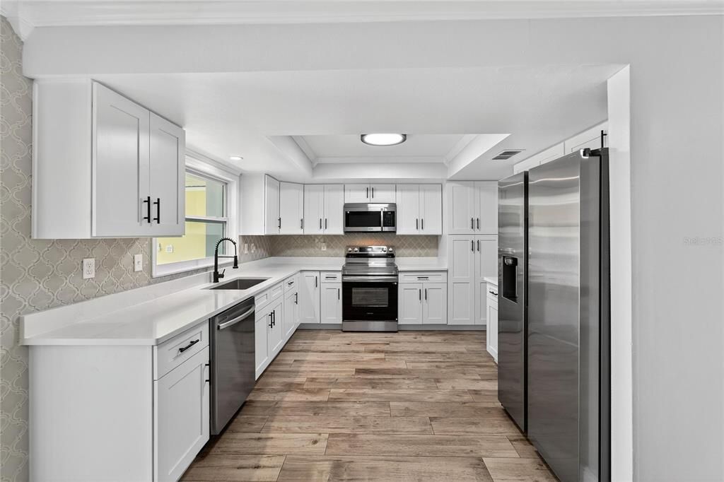 合同活跃: $450,000 (4 贝兹, 2 浴室, 2306 平方英尺)