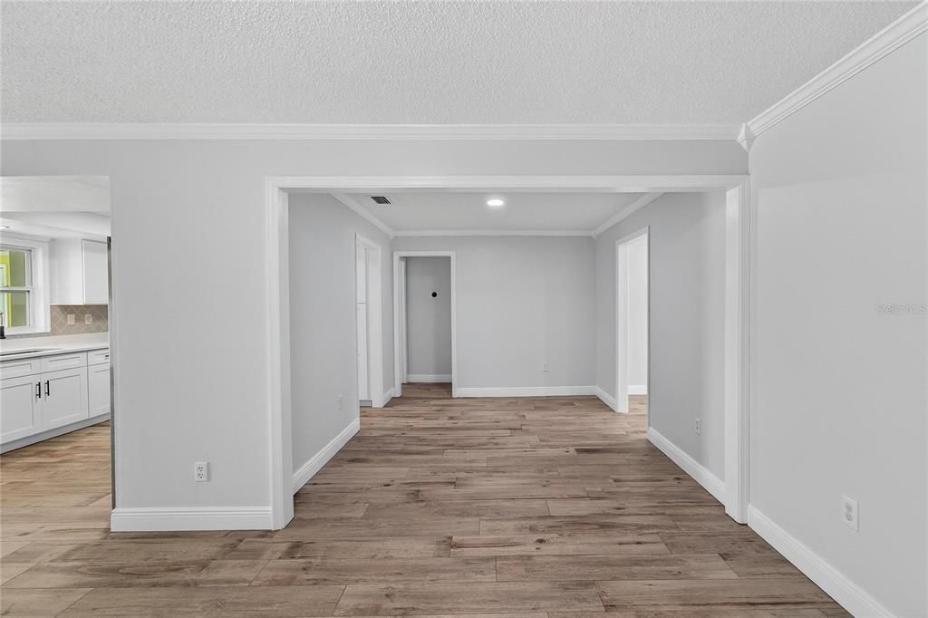 合同活跃: $450,000 (4 贝兹, 2 浴室, 2306 平方英尺)