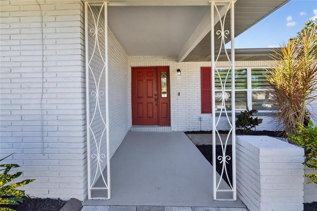 合同活跃: $450,000 (4 贝兹, 2 浴室, 2306 平方英尺)