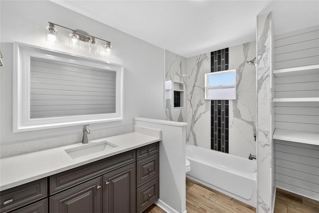 合同活跃: $450,000 (4 贝兹, 2 浴室, 2306 平方英尺)