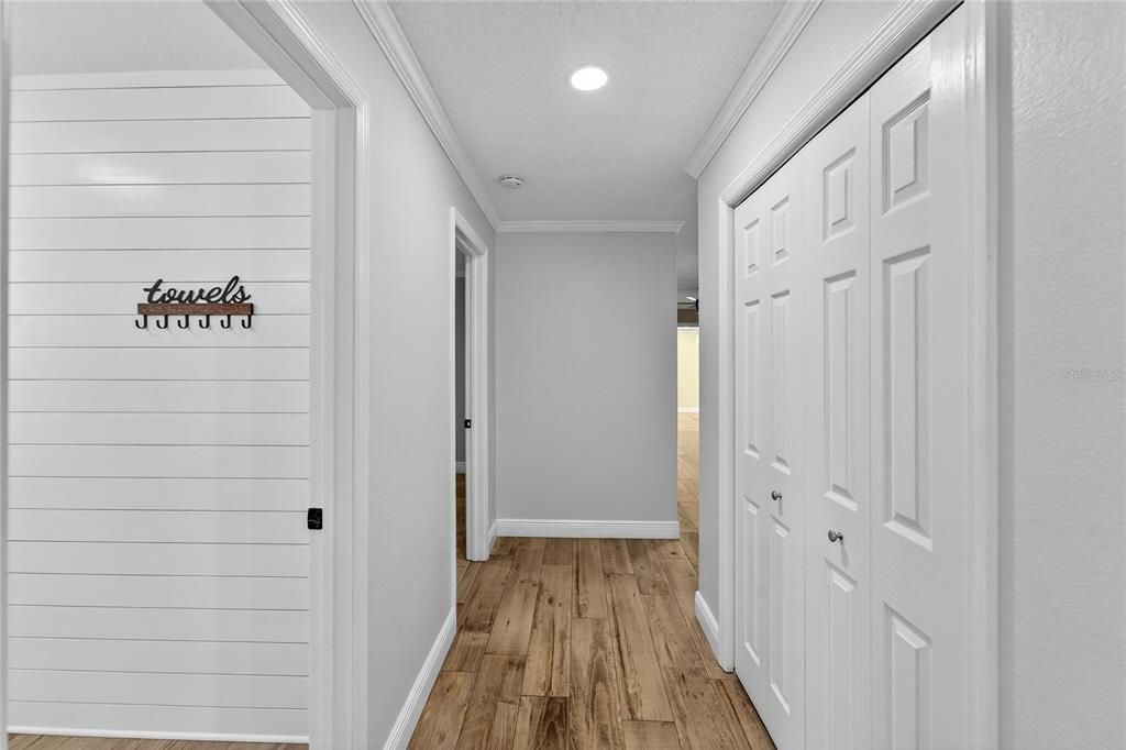 合同活跃: $450,000 (4 贝兹, 2 浴室, 2306 平方英尺)